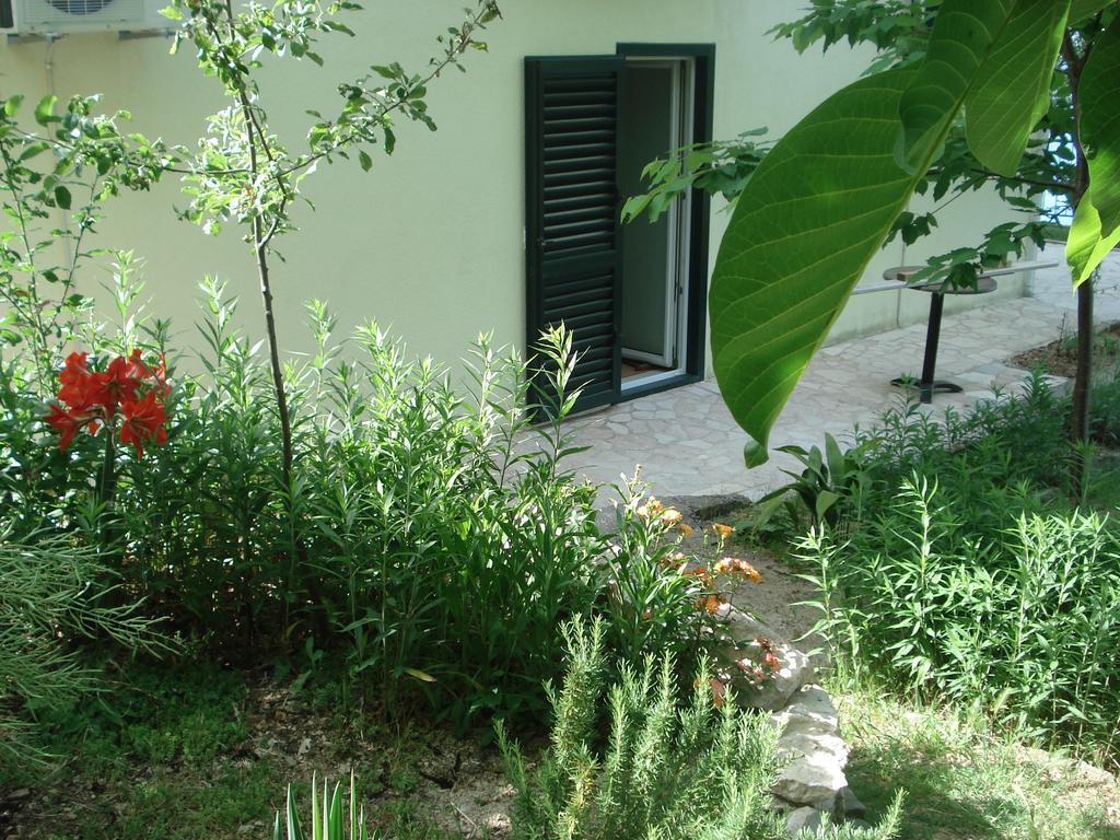 אומיס Apartments Smiljana מראה חיצוני תמונה