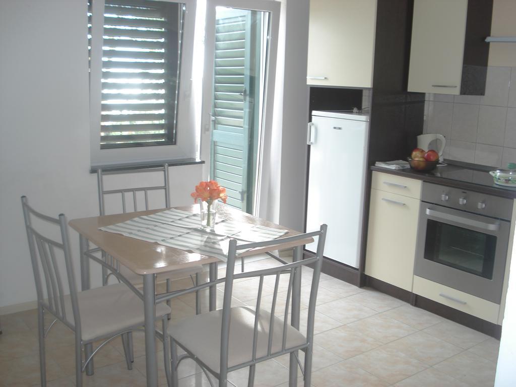 אומיס Apartments Smiljana מראה חיצוני תמונה