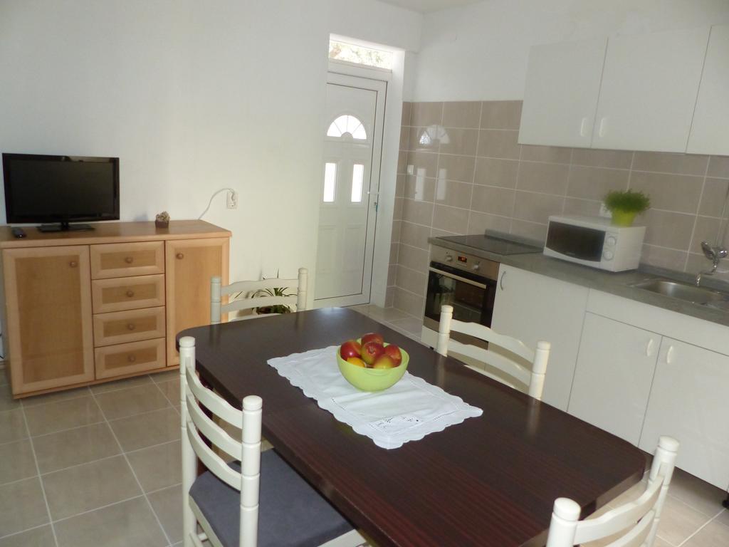 אומיס Apartments Smiljana מראה חיצוני תמונה