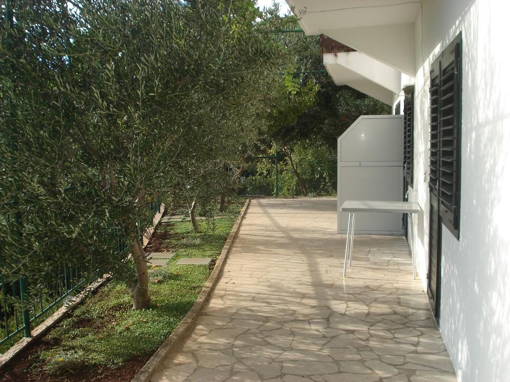 אומיס Apartments Smiljana מראה חיצוני תמונה