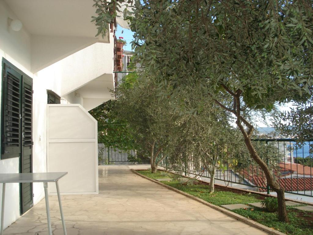 אומיס Apartments Smiljana מראה חיצוני תמונה