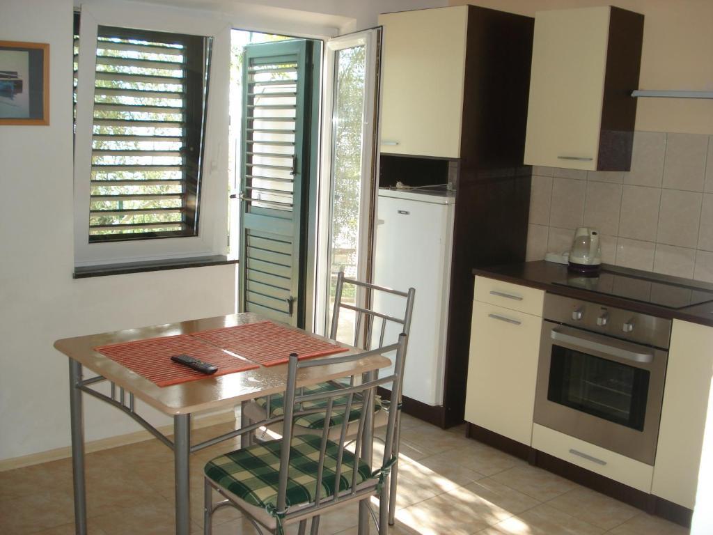 אומיס Apartments Smiljana מראה חיצוני תמונה